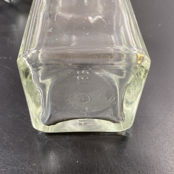 VTG oil & vinegar 6oz square glass cruet set w/ wire caddy stainless steel caps - Picture 7 of 10